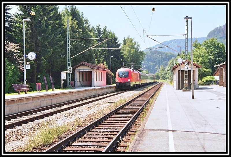 1116 016 bringt einen BB-EuroCity zum Wiener Westbahnhof. Aufgenommen im Bahnhof Oberaudorf.