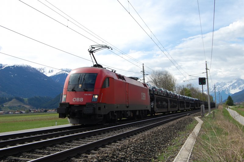 1116 018-1 ist mit einem Autoganzzug aus Richtung Buchs (SG) nach Hall i.T. unterwegs, kurz nach Kematen. 19.4.2009
