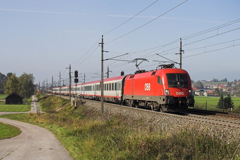 1116 019 hat hier gerade den Bahnhof Strawalchen mit einem OEC Richtung Wien passiert.