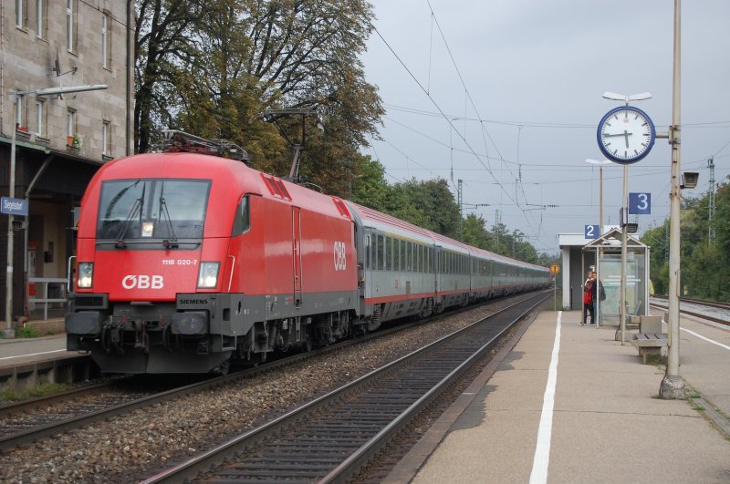 1116 020-7 zog am 06.09.07 einen EuroCity durch den Bahnhof Siegelsdorf in Richtung Wrzburg. Am Zugschluss schob noch ein unbekannter BB-Taurus mit.