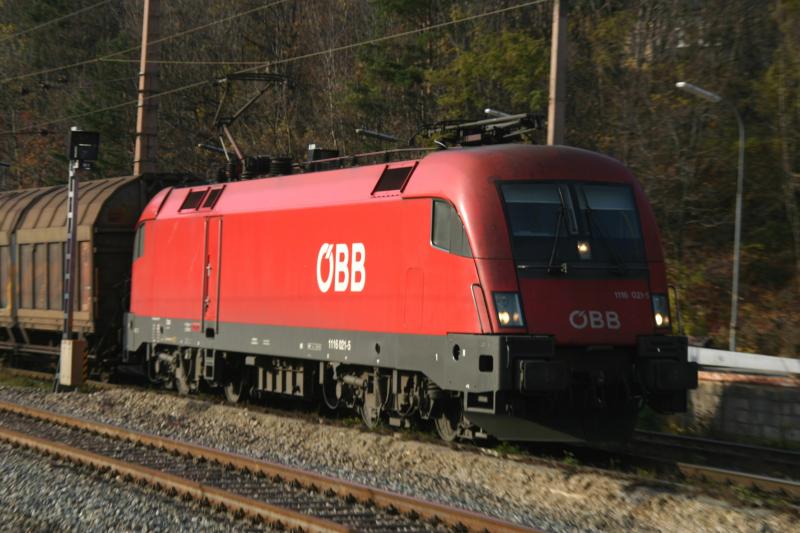 1116 021-5 mit einem Gterzug bei der Durchfahrt in Payerbach-Reichenau. (11.11.2005)