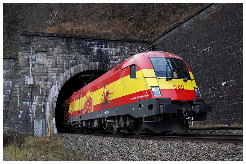 1116 0232 „Spanien“ am 20.11.2008 bei der Ausfahrt aus dem 158 Meter langen Annaberg-Tunnel kurz nach St. Michael. Am Haken hatte sie 54752 nach Bruck an der Mur, und bei Frachtaufkommen weiter nach Graz.