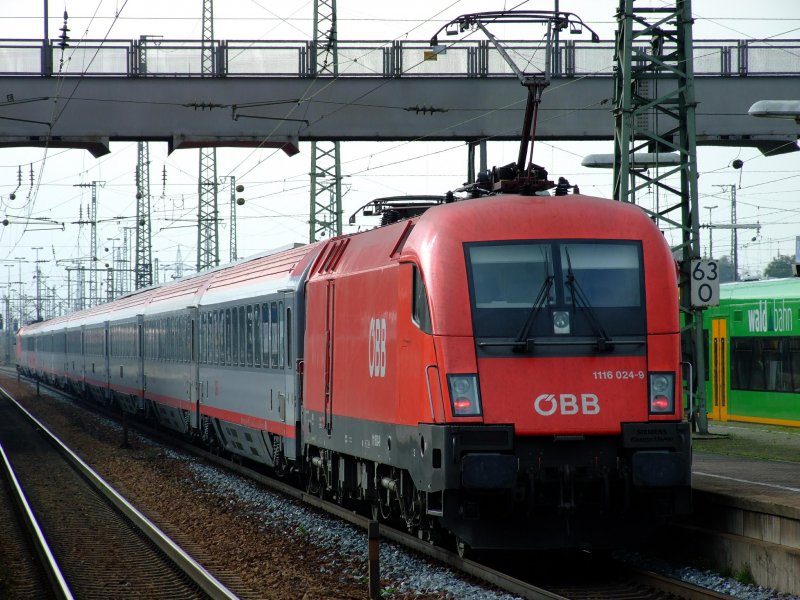 1116 024 am Schluss des EC 24 am 27.09.2007 bei der Ausfahrt aus Plattling.
