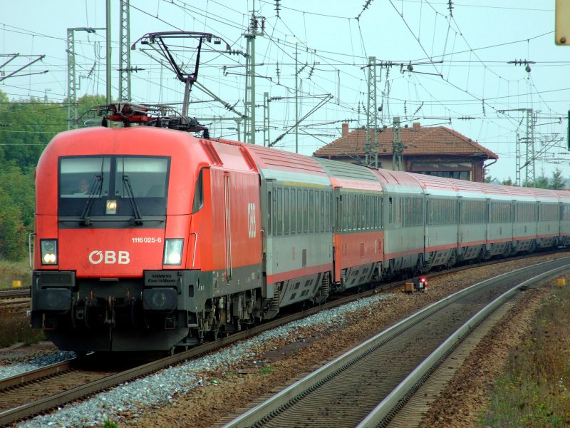 1116 025 und 024 hatten am 27.09.2007 den EC 24 von Budapest nach Dortmund am Haken. Hier kurz vor Plattling.