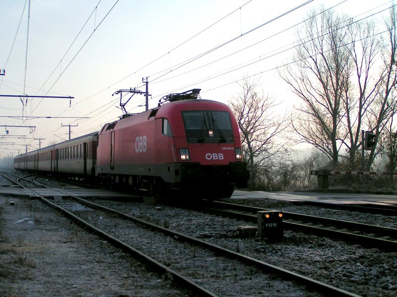 1116 025-6 ist mit  Schlierenzug  ER9432 bei Bruck/Leitha unterwegs; 081210
