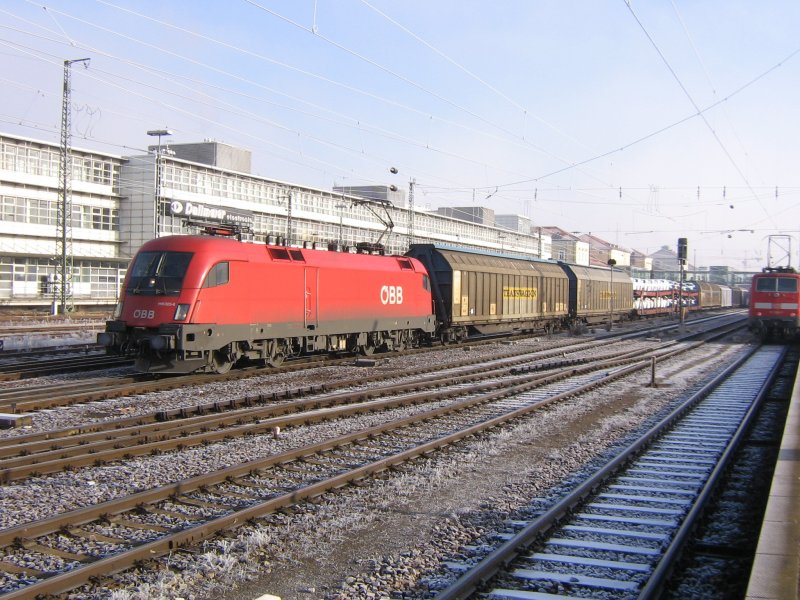 1116 025 durchfhrt mit einem Gterzug am 21.12.2007 Regensburg.