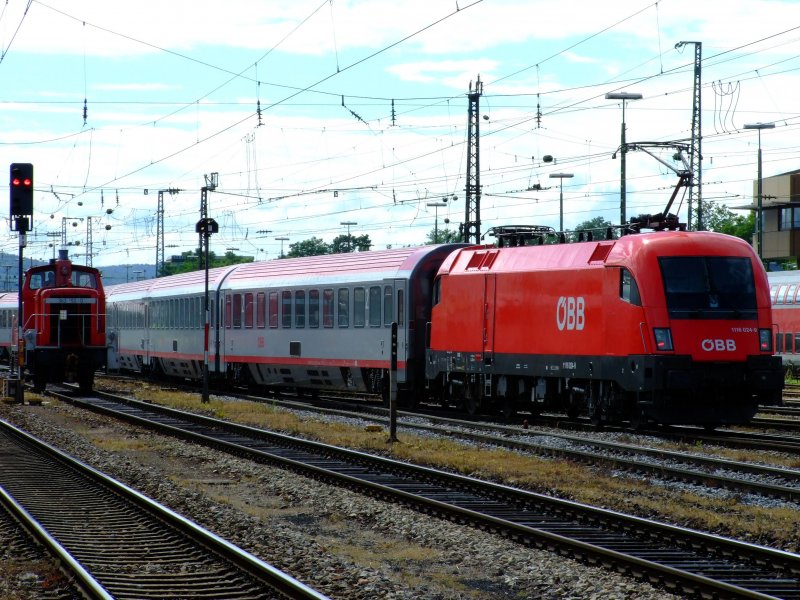 1116 025 mit EC 24 nach Dortmund Hbf und 363 190 beim Rangieren in Regensburg Hbf. 