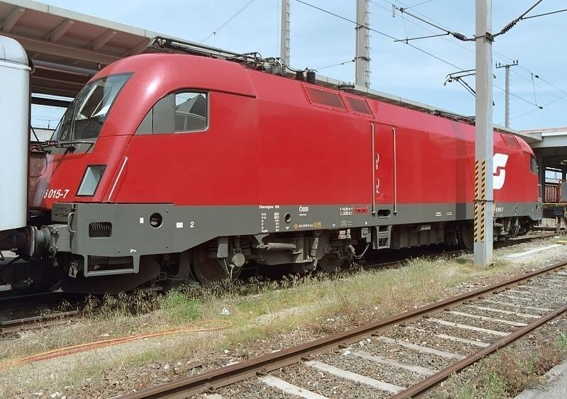 1116-025 vor einem Regionalzug ins Salzkammergut im Bahnhof Attnang-Puchheim im Mai 2003