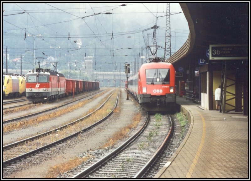1116 026 bringt den OEC 662  WorldVision - Kinderpatenschaft  von Wien Westbahnhof ber Salzburg und Innsbruck nach Feldkirch. Links im Bild warten 1144 207, 220 und Schiebelok 1144 218 auf die Ausfahrt zum Brenner.