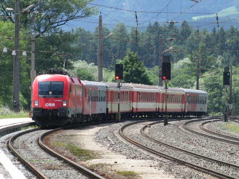 1116 027 mit einem REX am 30.6.2008 in Brixlegg. Die Zuggarnitur bestand aus zwei CS Wagen und drei Schlierenwagen.