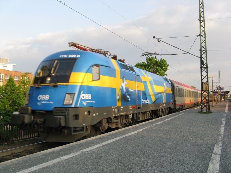 1116 029-8 (EM-Lok  Schweden ) mit EC 112 von Klagenfurt Hbf nach Frankfurt(Main)Hbf.Am 23.04.09 beim Halt in Bensheim.