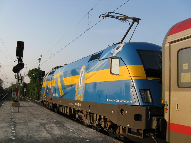 1116 029-8 (EM-Lok  Schweden ) mit EC 112 von Klagenfurt Hbf nach Frankfurt(main)Hbf.Am 23.04.09 beim Halt in Bensheim.