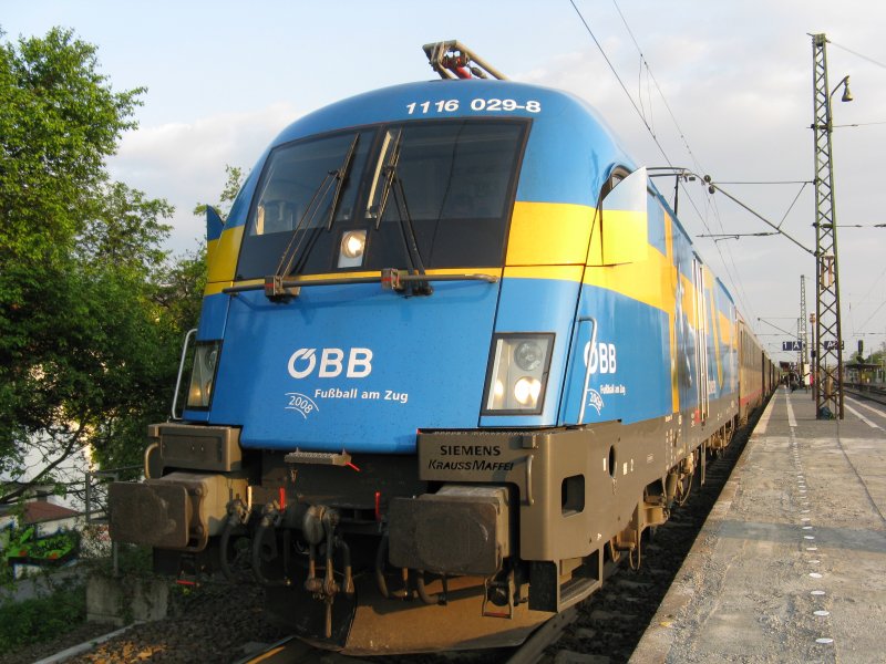 1116 029-8 (EM-Lok  Schweden )mit EC 112 von Klagenfurt Hbf nach Frankfurt(Main)Hbf.Am 23.04.09 beim Halt in Bensheim.