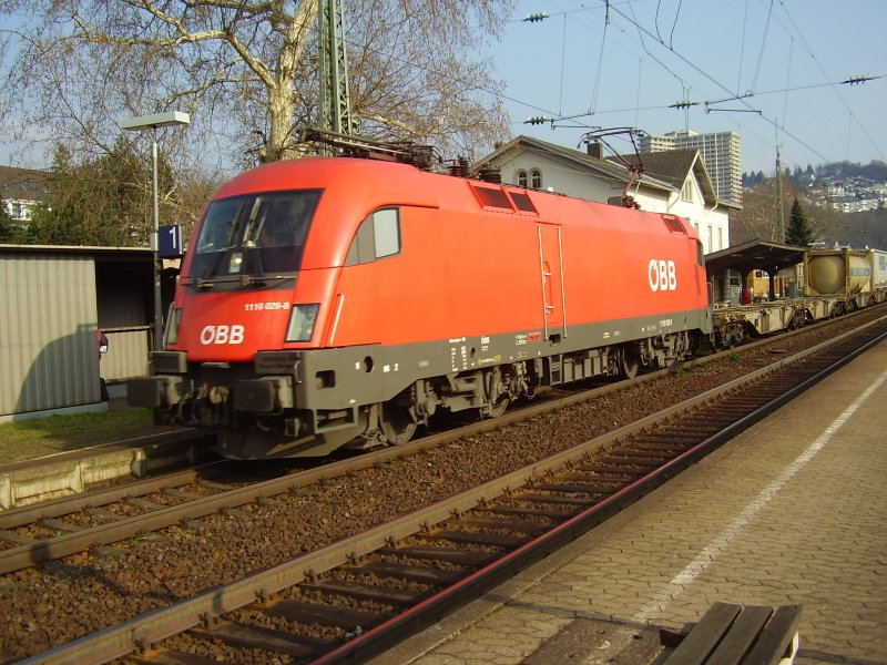 1116 029-8 der BB mit einem Gterzug bei einer Durchfahrt in Vallendar/Rhein. 