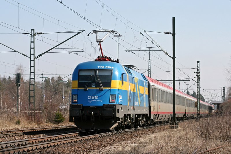 1116 029 (EM Lok Schweden) schiebt den von 1016 047 (Wiener Stdtische) gezogenen EC 113 nach. Haar, 28.03.2009.