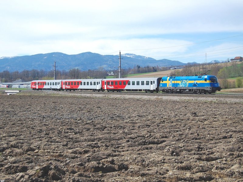 1116 029  EM-Schweden  hat am 10.04.2008
den R3943 von Linz nach Kirchdorf geschoben.
Auf dem Bild f�hrt der Zug in den Bahnhofsbereich
von Wartberg7Kr. ein.