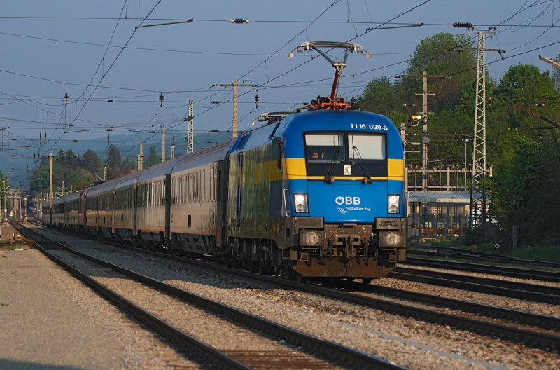 1116 029  L�nderlok Schweden  vor �BB EC 762, bis Salzburg vereint mit �BB IC 68 nach M�nchen, um 18:52 in Neulengbach. Die Aufnahme entstand am 24.04.2009.