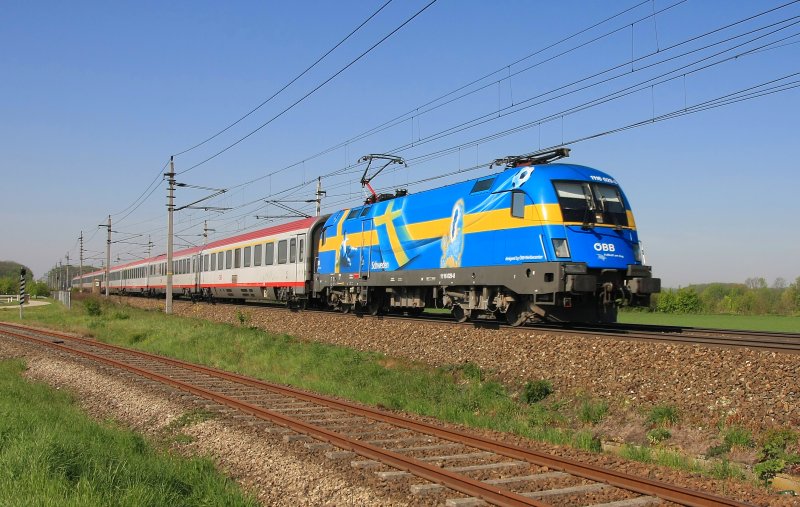 1116 029 mit EC61 auf H�he  Flughafen H�rsching. Aufgenommen am 25. April 2009. Eigentlich sollte dieser Zug (seit 6. April) als RailJet unterwegs sein!