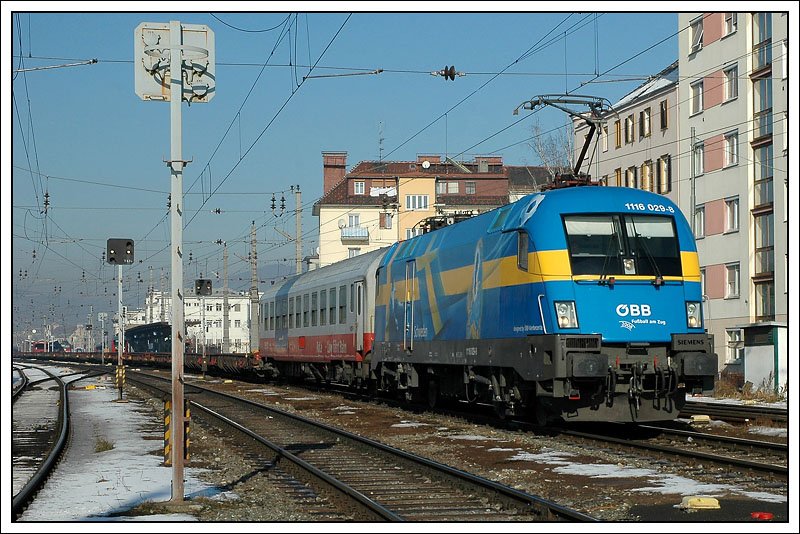 1116 029 -  Schweden  - bespannte am 10.1.2008 die RoLa 41407 von Wels nach Marburg bis zur slowenischen Grenze in Spielfeld-Stra. Die Aufnahme zeigt den Zug bei der Ausfahrt aus dem Grazer Hauptbahnhof. Diese Aufnahme wurde mit 38 mm Brennweite (57 mm KB) gemacht.