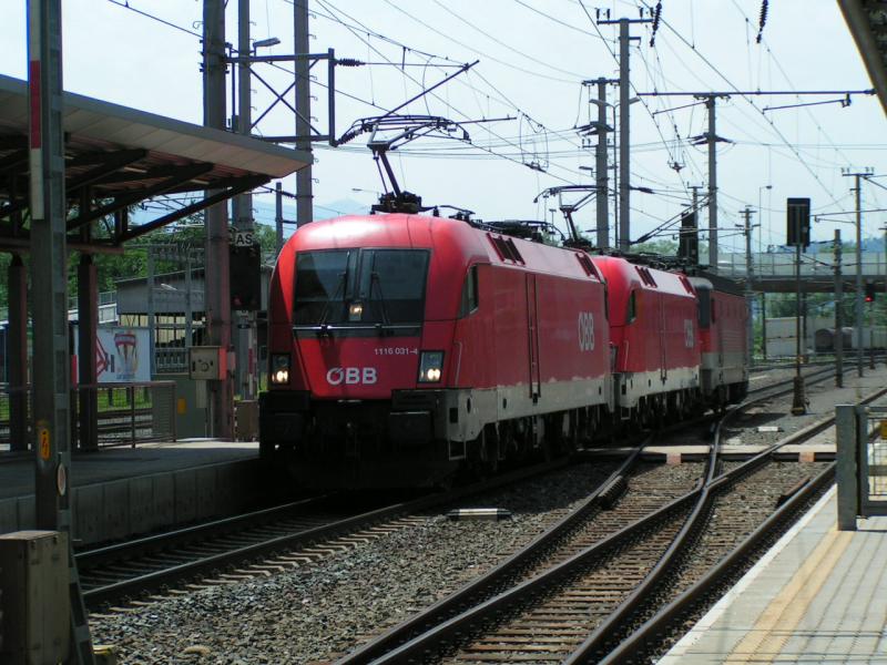 1116 031-4 mit Lokzug bei der Durchfahrt Bhf. Jenbach 2006-06-20 