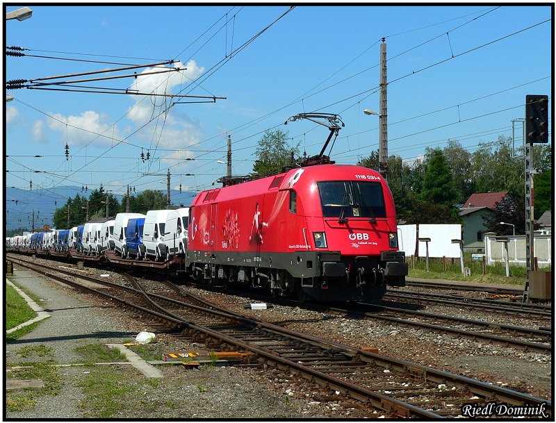 1116 031 durchfhrt mit ihrem Gterzug durch den Bahnhof Zeltweg. 21.06.2008