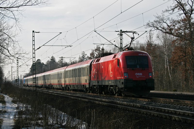 1116 031 (EM Lok T�rkei) schiebt am 04.03.2009 den EC 112 nach. Zuglok war 1116 250 (Feuerwehr). Aufgenommen in Haar (bei M�nchen).