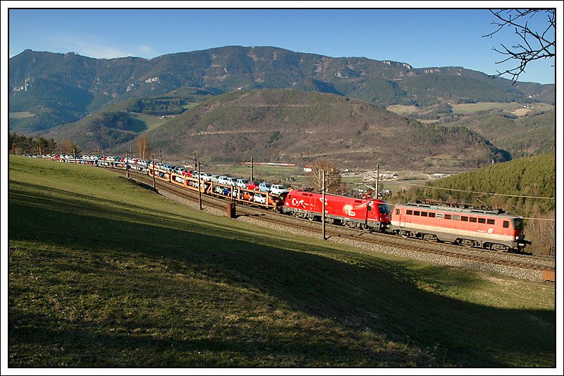 1116 031  Trkei  plus 1142 als Vorspann bei einem Autoganzzug auf der Semmering Nordrampe von der Apfelwiese aus am 30.3.2008 aufgenommen.