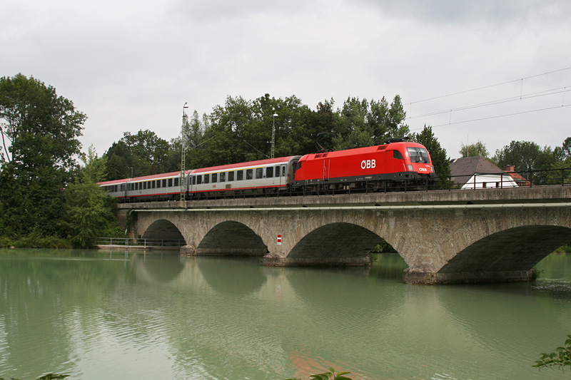 1116 032 mit OEC 563 am 10.08.2009 auf der Saalachbrcke bei Freilassing.