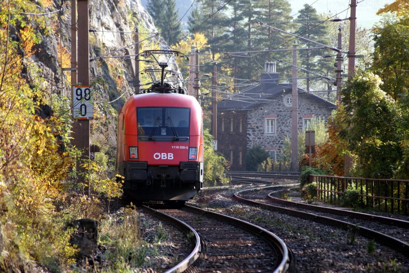 1116 035 und 1116 249 rollen am 10.10.2008 nach getaner Vorspannarbeit wieder talwrts.