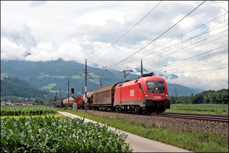 1116 035 bringt einen Gterzug bei Schwaz in Richtung Wrgl. (08.07.2008)
