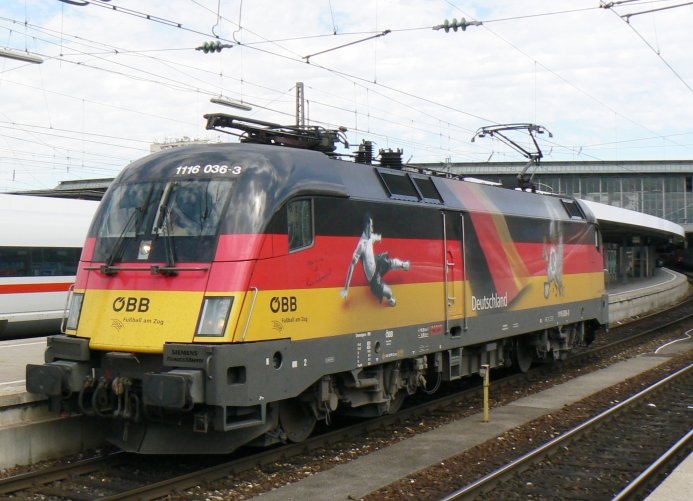 1116 036  EM Deutschland  hat soeben den EC 114  W�rthersee  nach M�nchen gebracht und wird nun den  EC Paganini  bespannen. (M�nchen Hbf, 11.8.2008)