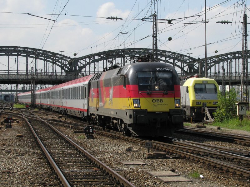 1116 036 fhrt mit EC 114  Wrthersee  in Mnchen ein, 2.9.2008.