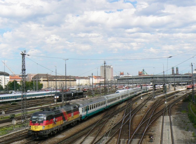 1116 036 hat den EC 114  W�rthersee  in M�nchen Hbf an 101 070 �bergeben. Nun verl�sst sie die bayrische Landeshauptstadt mit EC  Paganini  Richtung Italien. (11.8.2008)