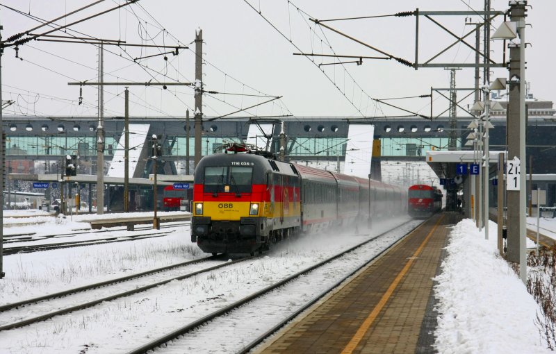 1116 036 mit einem weiteren Sonderzug anlsslich des Semesterbeginns im Osten sterreichs am 31 Jnner 2009 bei der Durchfahrt im Bahnhof Wels.