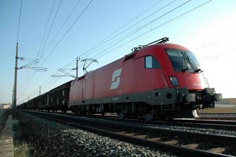 1116 037 auf der Pottendorfer Linie im Bereicht der WLB Haltestelle Gutheil Schoder Gasse in Wien am 2.4.2005
