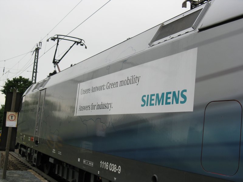 1116 038-9 (Siemens) am 08.06.09 beim Halt in Bensheim.