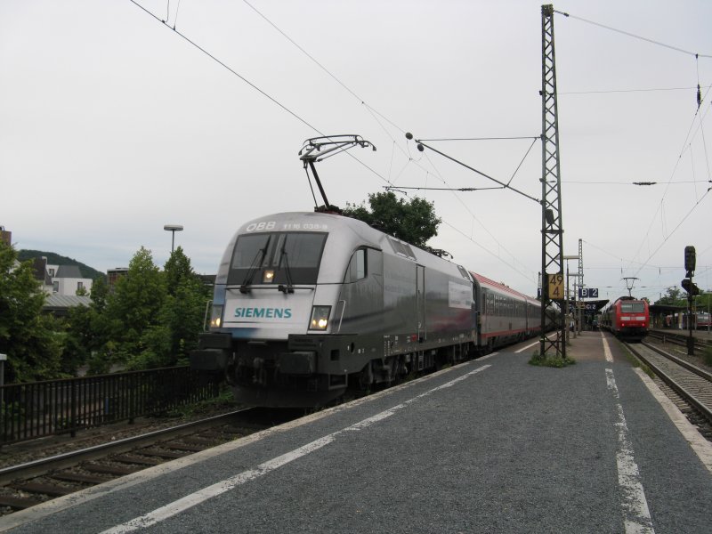 1116 038-9 (Siemens) mit EC 112 von Klagenfurt nach Frankfurt(Main)Hbf.Am 08.06.09 bei der einfahrt in Bensheim.