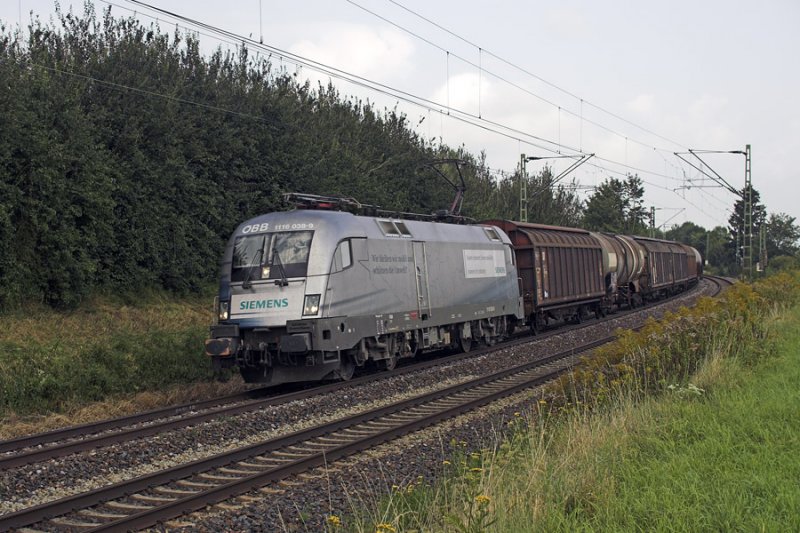 1116 038 Siemens ist mit einem Gterzug auf dem Weg von Nrnberg nach Sopron. Er wurde hier in der Kurve in der Nhe des ehemaligen Bahnhofes Taimering fotografiert.