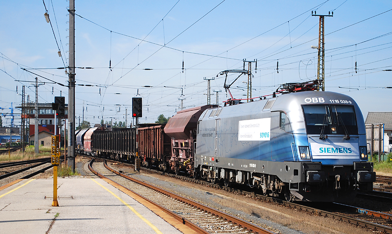 1116 038  Siemens  mit einem Gterzug von Salzburg kommend bei der Einfahrt in Wels Hbf (9.9.2009)