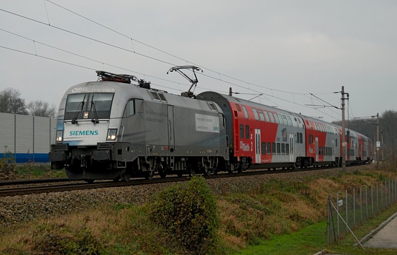 1116 038  Siemens  vor R2213 zwischen Stockerau und Korneuburg, kurz vor Leobendorf-Burg Kreuzenstein. Das Foto entstand am 16.11.2008.