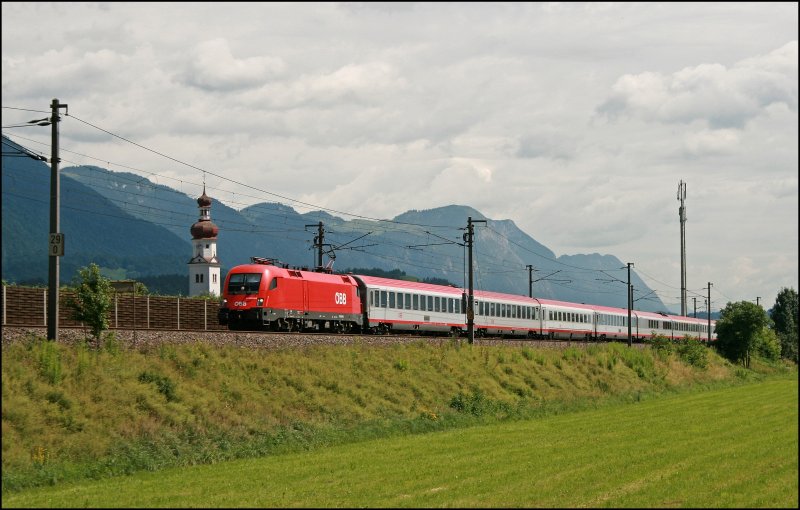 1116 040-5 ist mit dem OEC 662 von Wien West nach Feldkirch unterwegs und wird bei Rattenberg abgleichtet. (05.07.2008)
