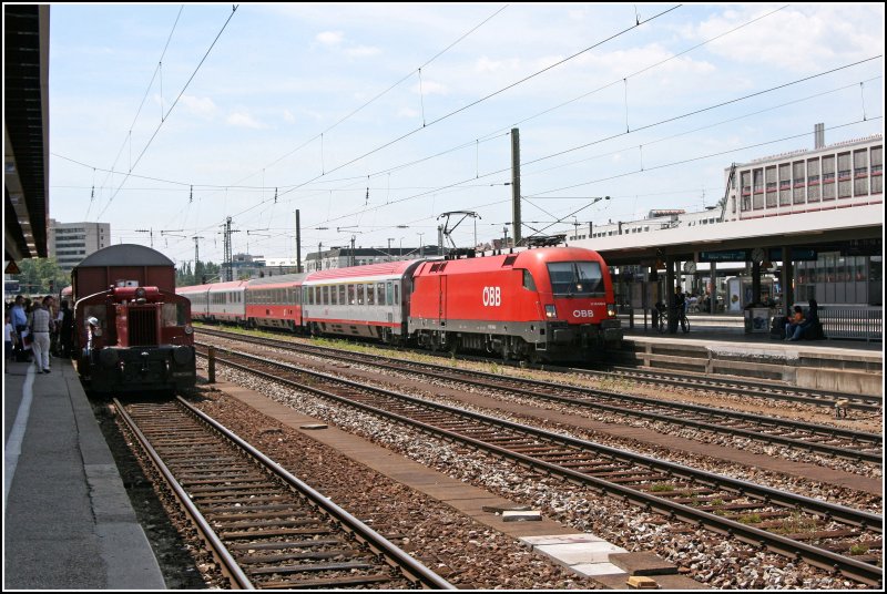 1116 040 durchfhrt mit dem EC 115  WRTHERSEE , Dortmund-Klagenfurt, am Haken den Bahnhof Mnchen Ost.