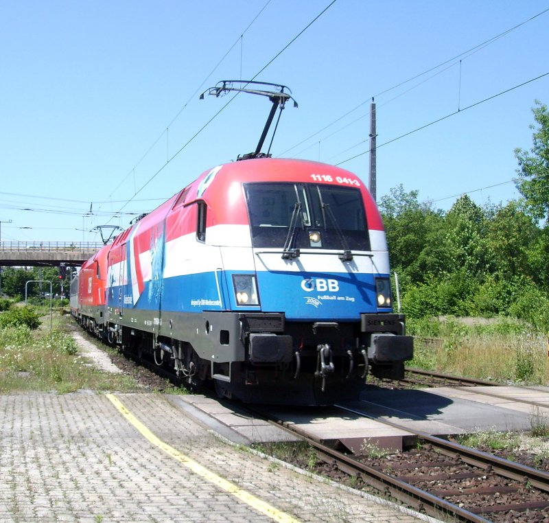 1116 041-3 und 1116 025-8 stellen in Bregenz den OEC 569 nach Wien-Westbahnhof bereit. 29.06.08