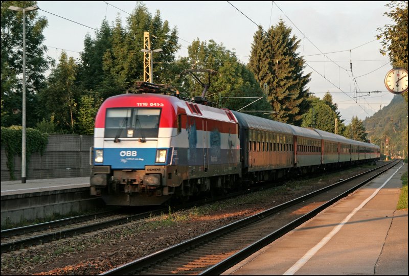 1116 041 durchfhrt mit dem CNL 388  Lupus , von Roma Termini nach Mnchen Hbf, den Bahnhof Kiefersfelden. Mit +45 eilt er dem Ziel entgegen. (05.07.2008) 
