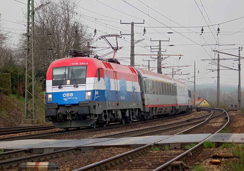 1116 041 legt sich mit ihrem BB Intercity 543  Wiener Sngerknaben  von Salzburg nach Wien Westbahnhof in die Kurve. Das Foto entstand am 05.04.2008, kurz vor Neulengbach.