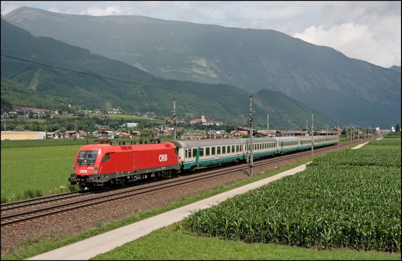 1116 043 ist bei Schwaz mit dem IC 87  TIEPOLO , Mnchen Hbf - Venezia Santa Lucia, von der Bayerischen Landeshauptstadt zum Brenner unterwegs. (08.07.2008)
