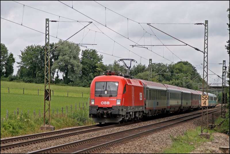1116 043 ist dagegen von der Bayerischen Landeshauptstadt zum Wrtersee unterwegs. Am Haken hat sie den OEC 113, Mnchen Hbf - Klagenfurt Hbf, und ist bei Vogl unterwegs.
