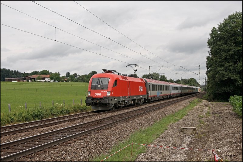 1116 043 ist dagegen von der Bayerischen Landeshauptstadt zum Wrtersee unterwegs. Am Haken hat sie den OEC 113, Mnchen Hbf - Klagenfurt Hbf, und ist bei Vogl unterwegs.
