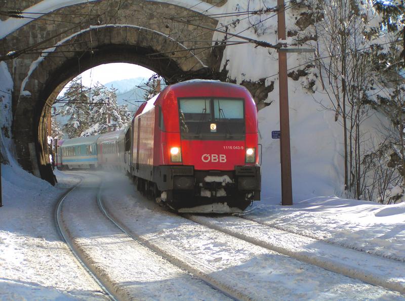 1116 043 mit einem EC beim Krauseltunnel am 5.2.2005