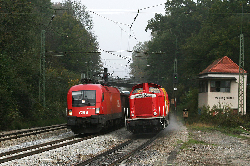 1116 043 mit einem Gterzug und 212 298 am Schluss des Putzzugs begegnen sich am 10.10.2009 in Aling.